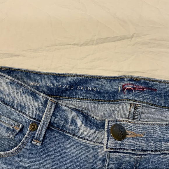 Ann Taylor Loft Relaxed Skinny Jeans 
Size 2/26 
Light Wash Distressed Denim - Picture 7 of 16